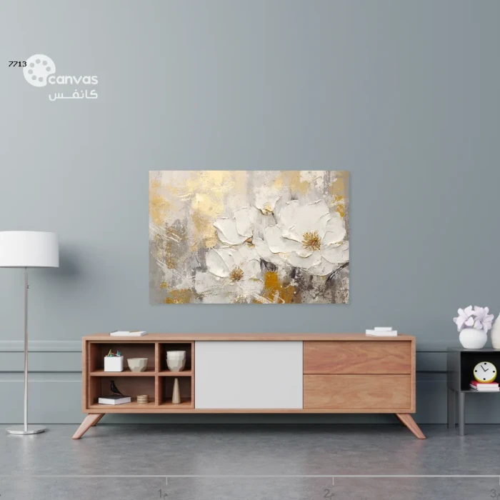 لوحة زهور بيضاء مع خلفية ذهبية