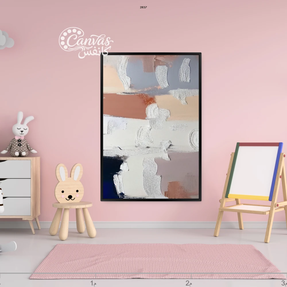 لوحة تجريدية بألوان هادئة على جدار وردي