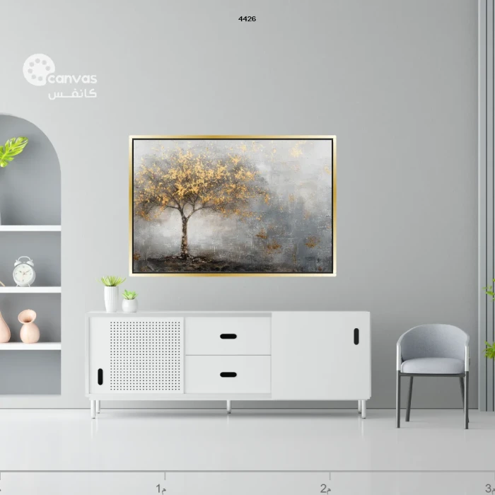 شجرة ذهبية في مشهد ضبابي