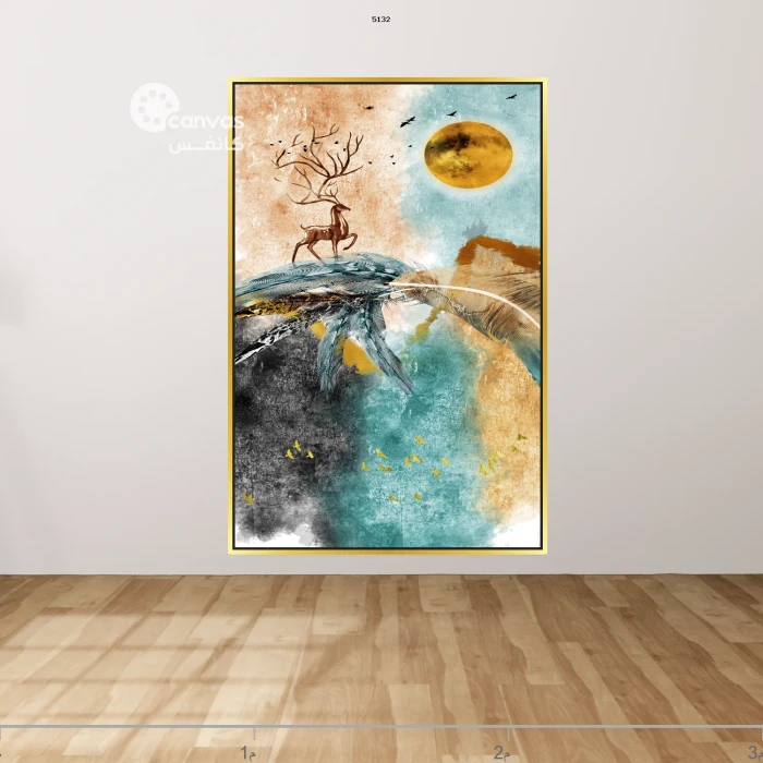 غزال على قمة جبل تحت شمس مشرقة