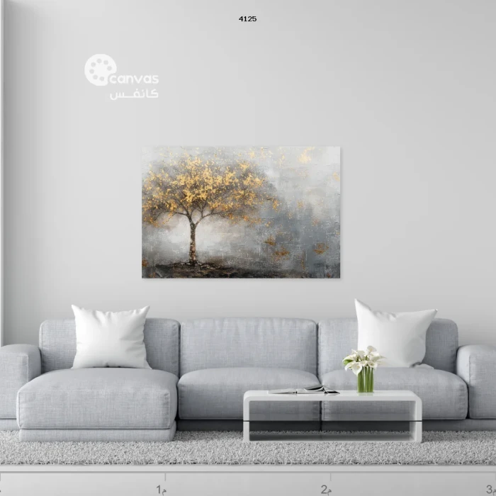 شجرة ذهبية في مشهد ضبابي