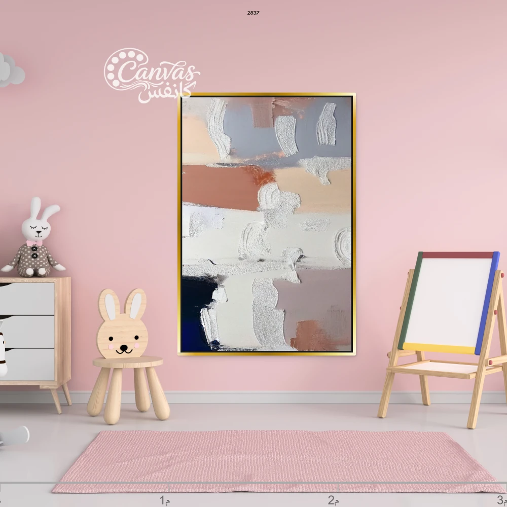 لوحة تجريدية بألوان هادئة على جدار وردي